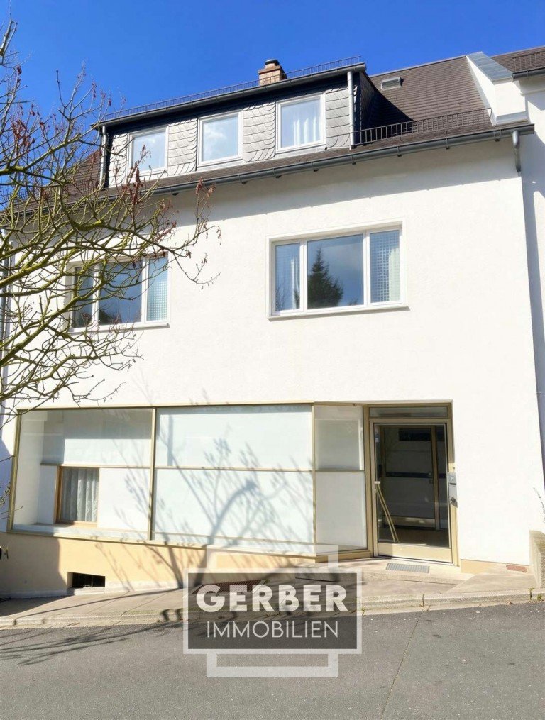 Au�enansicht - (KI generiert) Selbitz Stadthaus 2 H�user: Sanierungs-Stadthaus und Abriss-Objekt