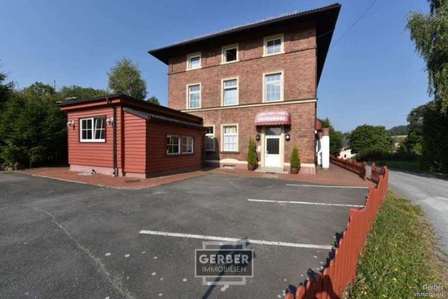 Eingang Treppe, Parkpl�tze Mehrfamilienhaus Naila / Marxgr�n