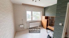 Zimmer - (KI generiert) Freistehender Massiv-Bungalow mit erneuertem Dach im Jahr 2000