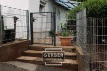 Eingang fr�her Kleines Haus mit Sanierungsbedarf