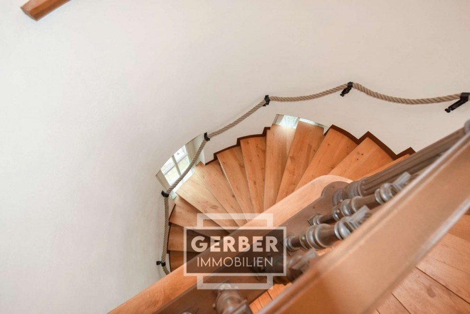 OG Treppe im Turm nach unten Haus Hof