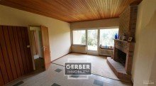 Kaminzimmer - (KI generiert) Freistehender Massiv-Bungalow mit erneuertem Dach im Jahr 2000