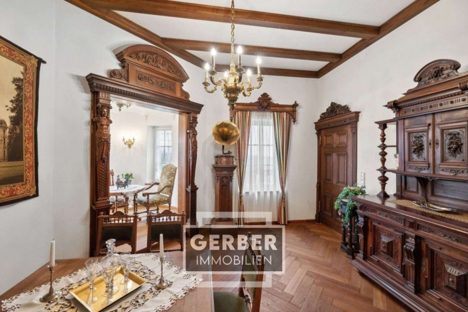 OG Kaminzimmer mit 2 Turmrundungen Haus Hof