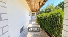 Eingang - (KI generiert) Freistehender Massiv-Bungalow mit erneuertem Dach im Jahr 2000