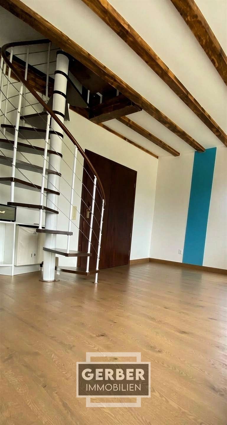 Wohnzimmer mit neuer Wendeltreppe Reiheneckhaus Berg Eisenb�hl
