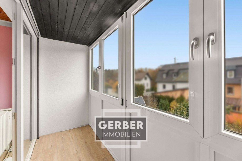 26 OG Verglaster Balkon Reihenmittelhaus Hof / Hofeck