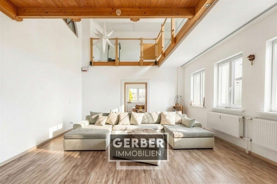 14 EG, Wohnzimmer mit Galerie - (KI generiert) Einfamilienhaus Selbitz