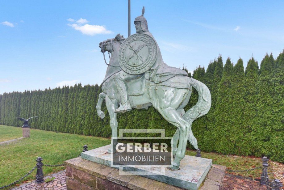 Ritter auf Pferd aus der Nibelungensage Haus Hof