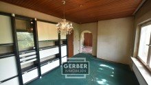Wohnzimmer Freistehender Massiv-Bungalow mit erneuertem Dach im Jahr 2000