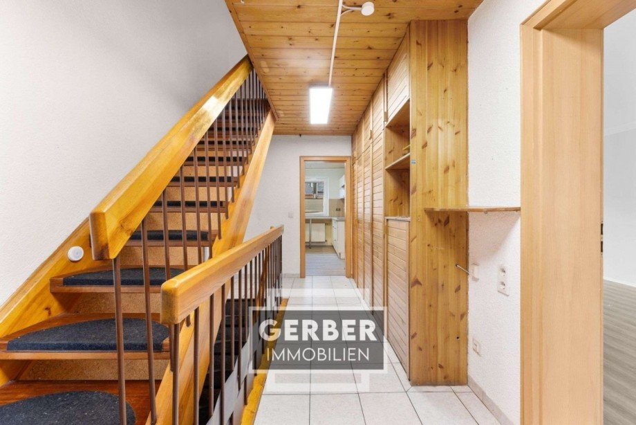 18 EG Flur, Treppe Reihenmittelhaus Hof / Hofeck