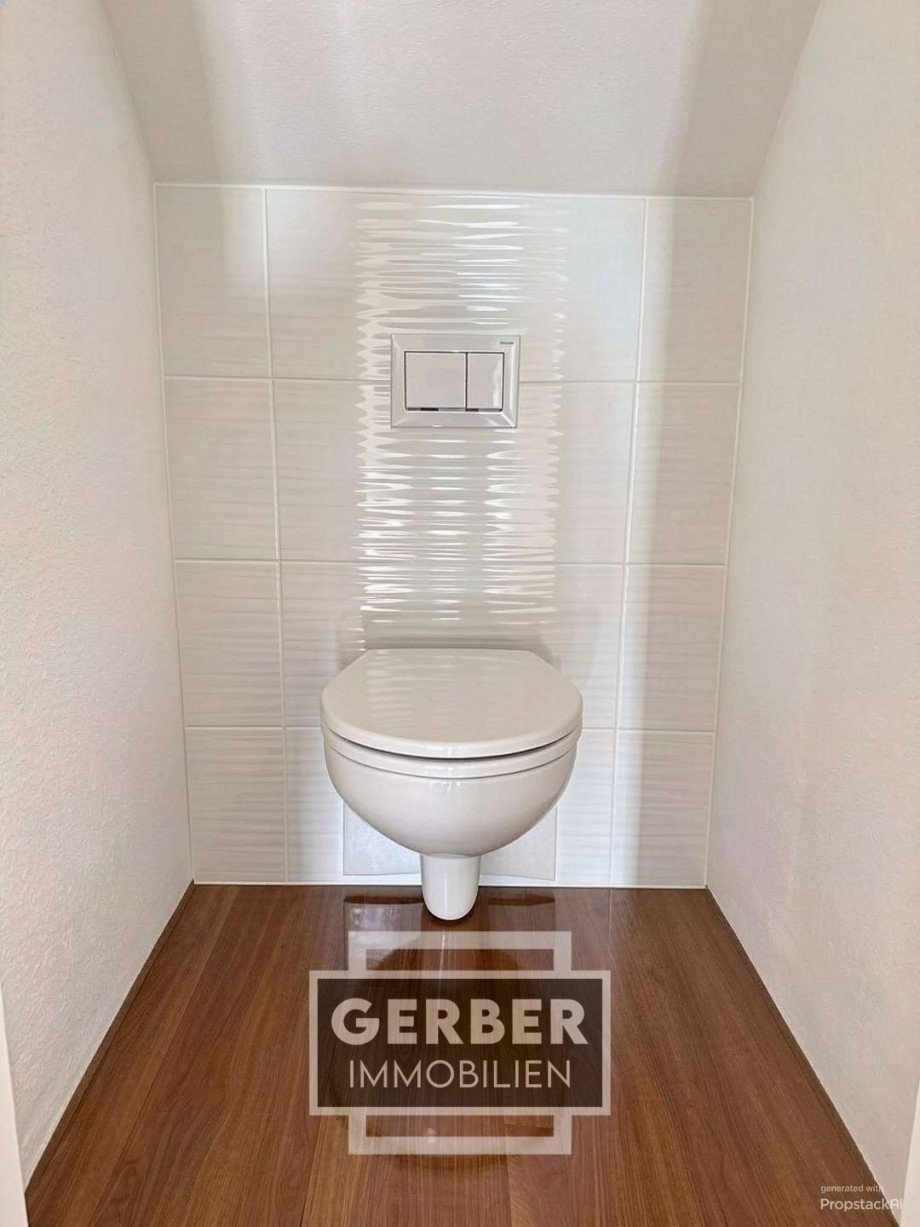 separates WC neu Dachgeschosswohnung Blankenstein