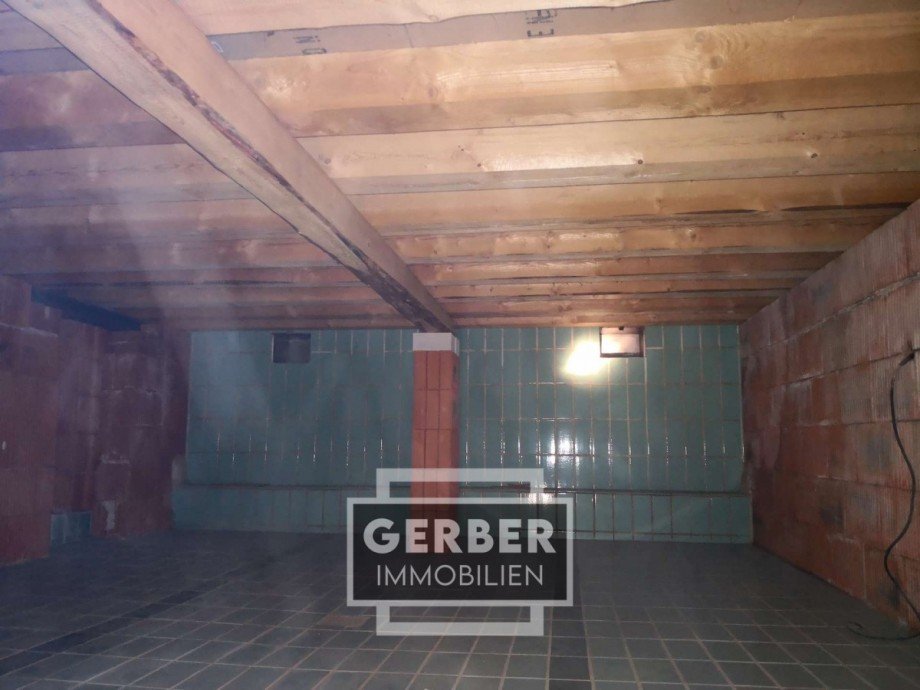 Stauraum zum kriechen - unter Pool Penthousewohnung Hof
