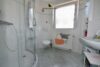 Ein-/ bis Zweifamilienhaus mit freistehender Garage - EG Bad mit Dusche